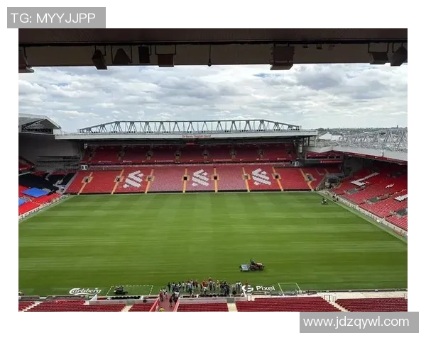 足球巨星舞动人生精彩瞬间集锦展现球场外的魅力与风采